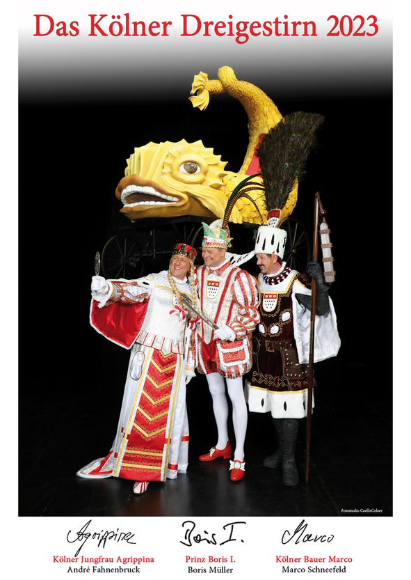 Autogrammkarte Kölner Dreigestirn 2023 Das Kölner Dreigestirn der Session 2023 steht vor dem Delphinwagen aus dem ersten Rosenmontagszug von 1823. Der Wagen ist gold und bildet einen schuppigen Fisch mit großem Maul und langem Schwanz ab. Der Hintergrund ist schwarz, über den drein steht "Das Kölner Dreigestirn 2023" und unter ihnen von links nach recht die Namen und Unterschriften: Jungfrau Agrippina (André Fahnenbruck), Prinz Boris I. (Boris Müller) und Bauer Marco (Marco Schneefeld).