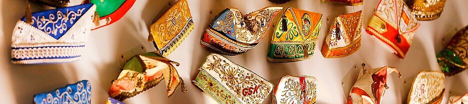 Narrenkappen an einer Wand