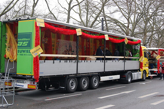 LKW-Tribüne am Zugwegrand mit Bannern