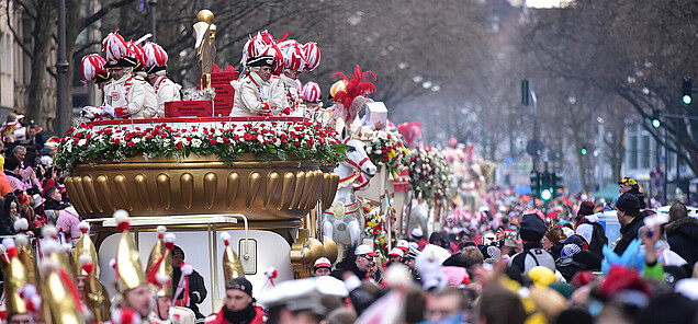 Festwagen der Prinzen-Garde auf den Kölner Ringen am Rosenmontag. 