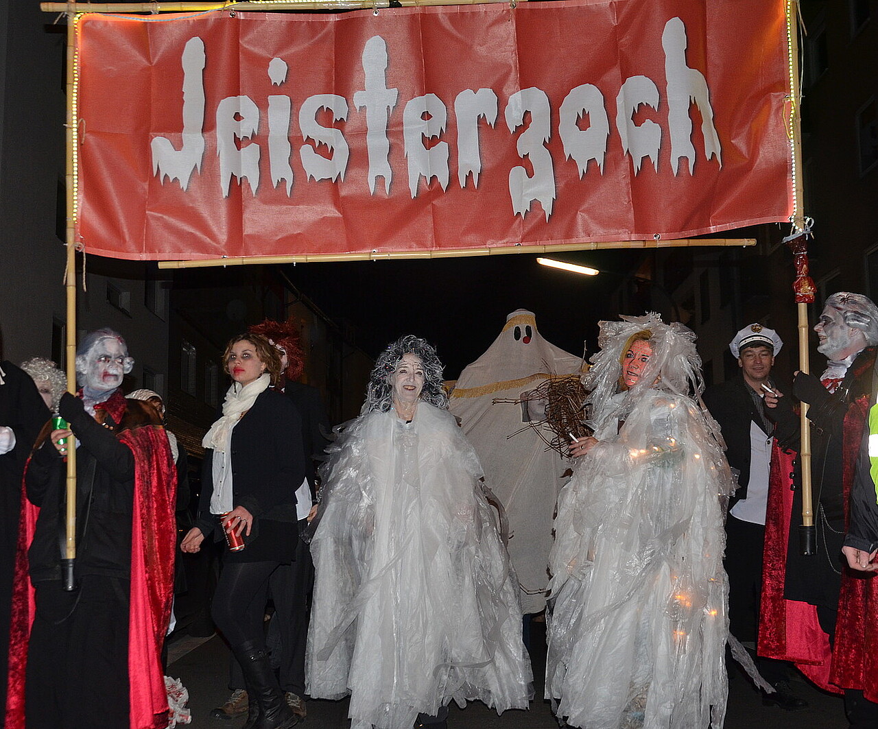 4 Personen sind als Vampire verkleidet, 2 als Gester. Sie stehen unter einem Transparent mit der Aufschrift "Jeisterzoch"