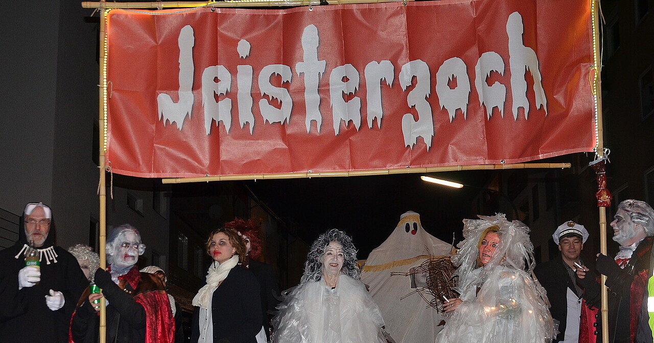 4 Personen sind als Vampire verkleidet, 2 als Gester. Sie stehen unter einem Transparent mit der Aufschrift "Jeisterzoch"