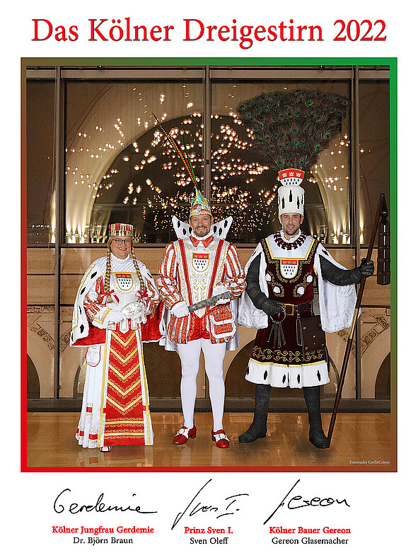 Autogrammkarte Kölner Dreigestirn 2022 Das Kölner Dreigestirn der Session 2022 steht im Gürzenich von einer Fensterfront, in dem Glas der Fenster spiegeln sich goldene Lampen. Über den Dreien steht der Schriftzug "Das Kölner Dreigestirn 2022" und unter ihnen sind von links nach rechts die Namen und Unterschriften zu lesen: Jungfrau Gerdemie (Björn Braun), Prinz Sven I. (Sven Oleff) und Bauer Gereon (Gereon Glasemacher).