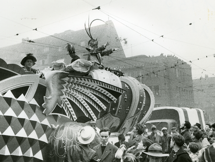 Prinz Karneval der Session 1959 auf seinem Prunkwagen im Kölner Rosenmontagszug. Das schwarz-weiß Foto zeigt den Prinz Karneval von 1959 auf seinem Festwagen im Rosenmontagszug. Er wirft Kamelle.