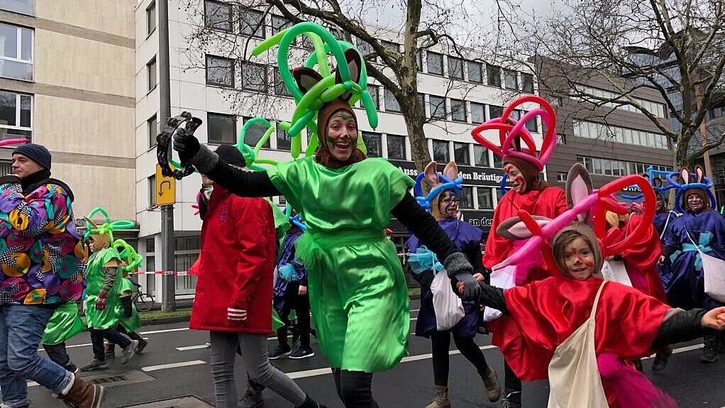 4 Personen einer Gußgruppe in Kustümen