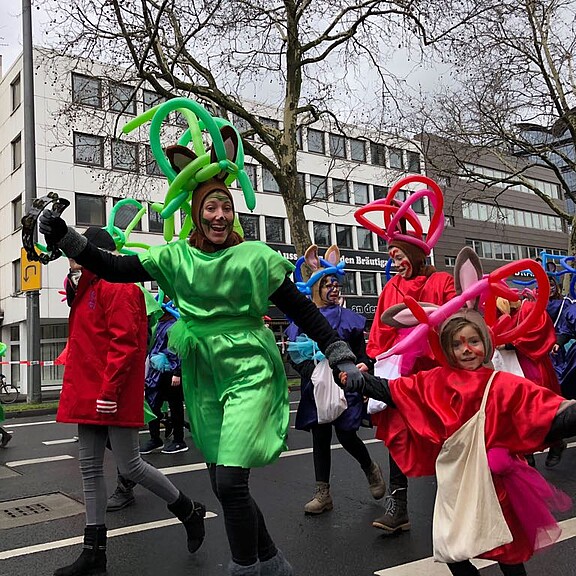4 Personen einer Gußgruppe in Kustümen