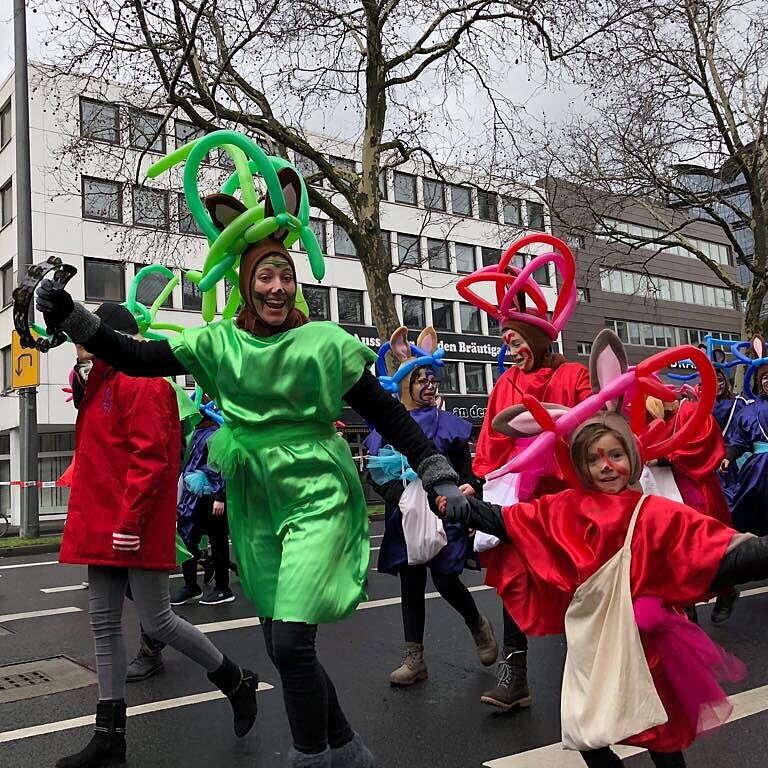 4 Personen einer Gußgruppe in Kustümen